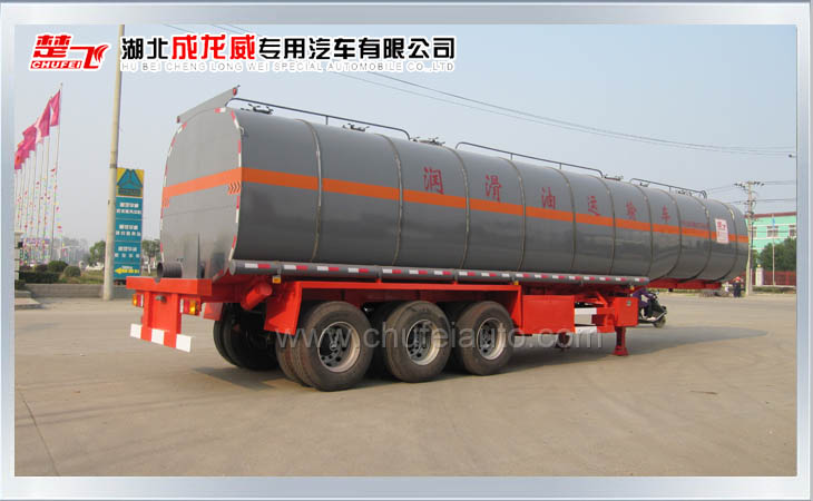 10.5米潤滑油運(yùn)輸半掛車