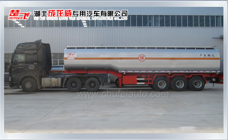 重汽運(yùn)油半掛車(chē)