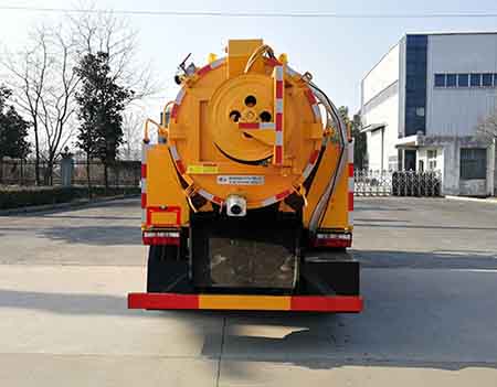 東風(fēng)大多利卡清洗吸污車(chē)