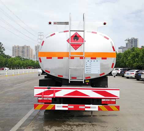 楚飛牌CLQ5180GYY6E型運(yùn)油車