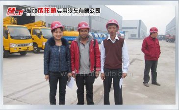 外國客戶來我公司驗收前期訂購的垃圾車、吸污車、高空作