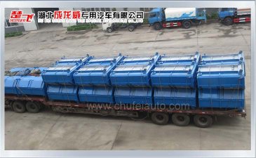 大批鉤臂式垃圾箱裝載完畢預發(fā)四川