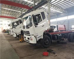 三臺東風天錦豪華SID210馬力壓縮式對接垃圾車生產(chǎn)照片