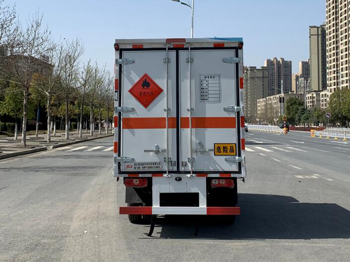 躍進(jìn)小福星3.3米易燃?xì)怏w廂式運(yùn)輸車