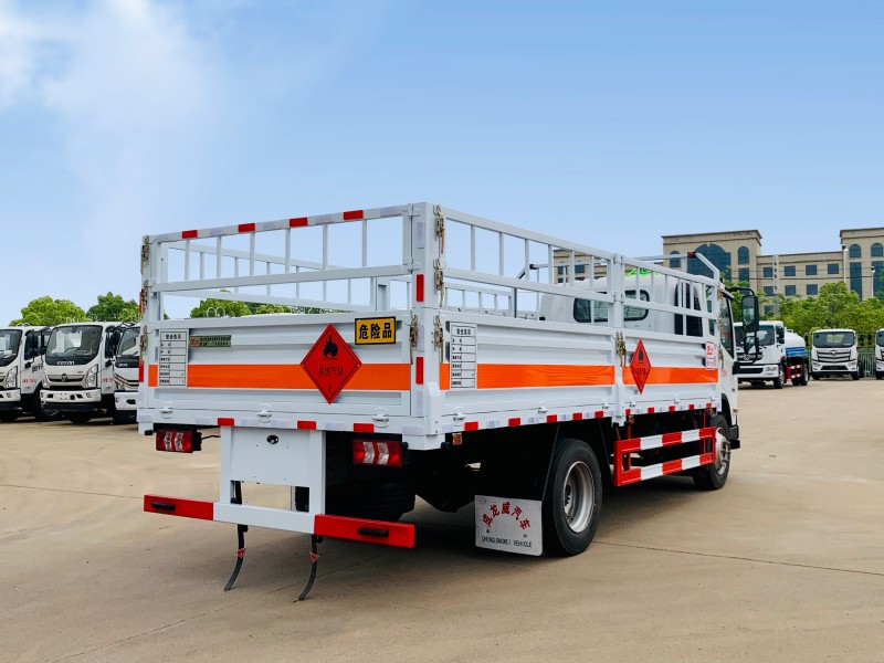 東風(fēng)柳汽5.2米L2氣瓶運(yùn)輸車