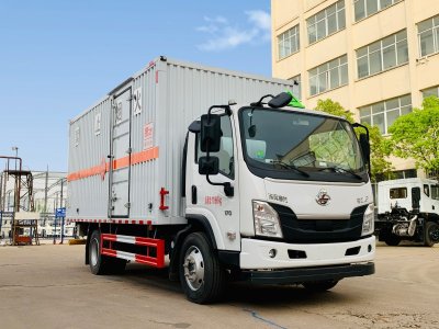 東風(fēng)柳汽5.2米易燃?xì)怏w廂式運輸車