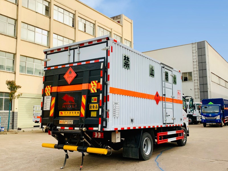 東風(fēng)柳汽5.2米易燃?xì)怏w廂式運(yùn)輸車