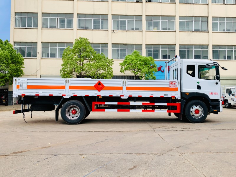 東風6.8米D9氣瓶運輸車