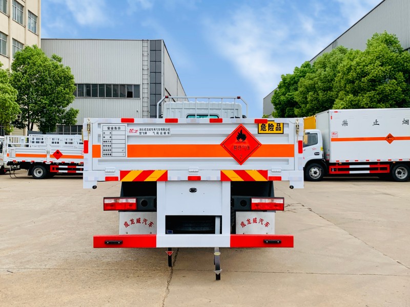 東風6.8米D9氣瓶運輸車