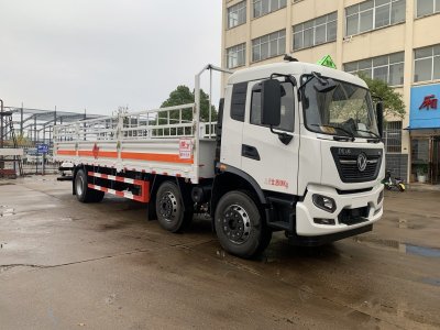 東風(fēng)天錦小三軸8.6米氣瓶運輸車