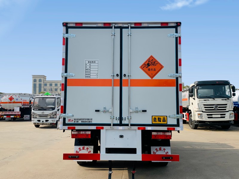 東風(fēng)多利卡4.2米爆破器材運輸車