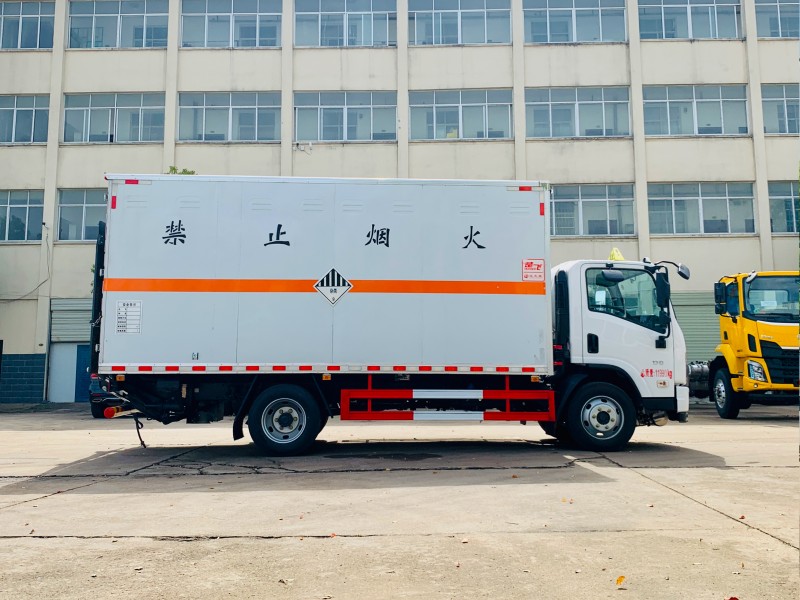 東風柳汽5.2米爆破器材運輸車