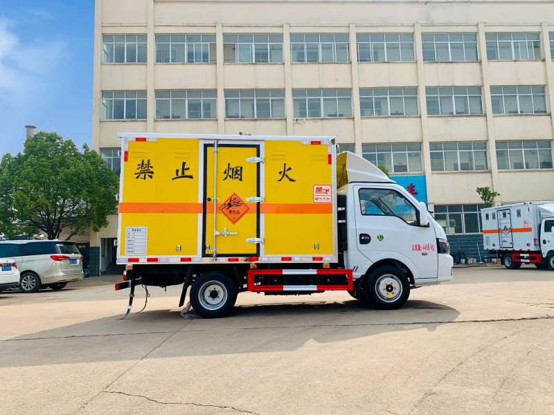 東風(fēng)途逸3.5米爆破器材運(yùn)輸車(chē)