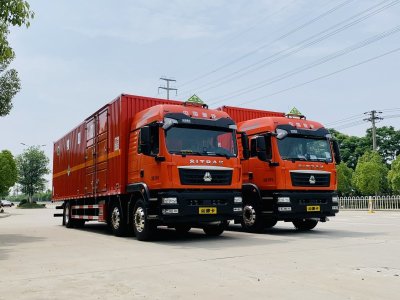 兩臺重汽汕德卡雜項(xiàng)危險(xiǎn)品運(yùn)輸車發(fā)往寧德市