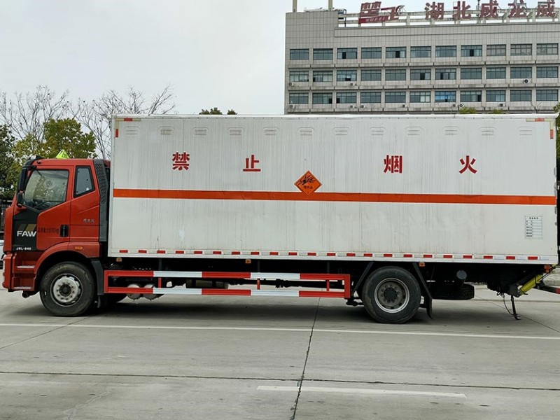 解放J6L 危險(xiǎn)物品廂式運(yùn)輸車