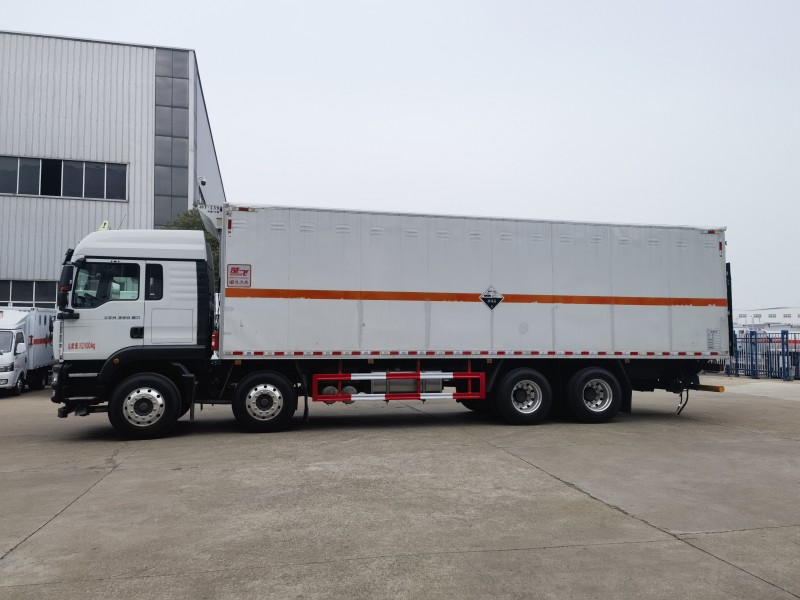 重汽汕德卡9.6腐蝕品廂式