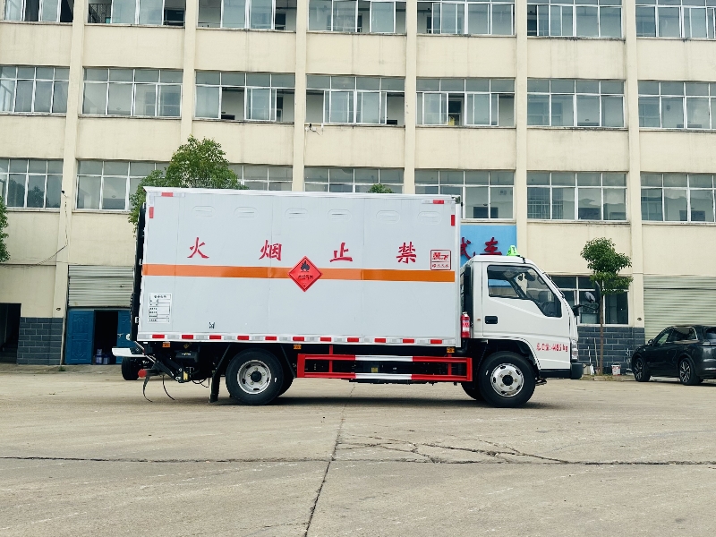 江鈴4.2米爆破器材運輸車