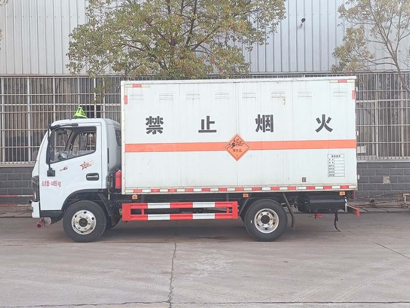 東風(fēng)多利卡藍(lán)牌4.1米爆破器材運(yùn)輸車(chē)