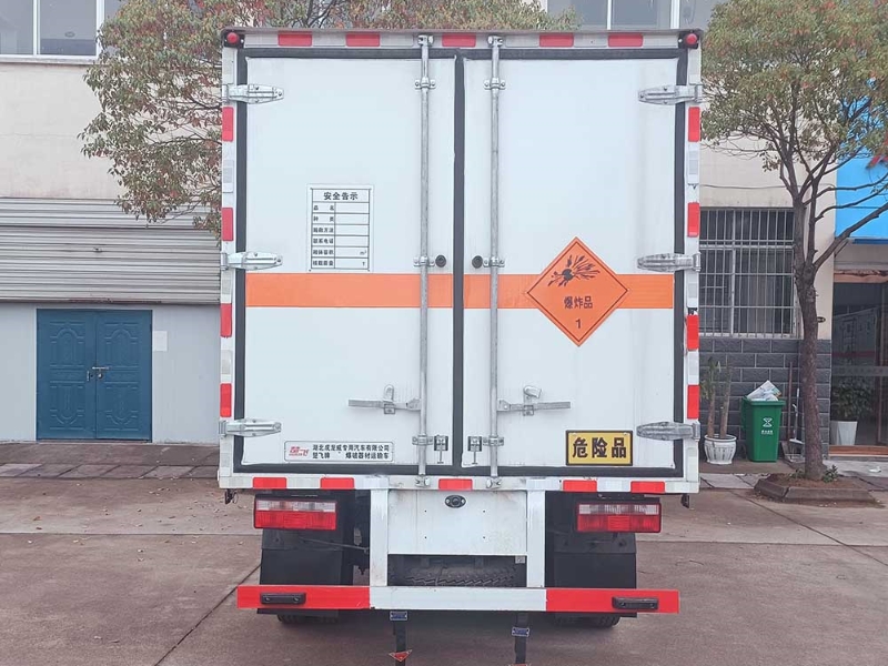 解放黃牌4.2米爆破器材運(yùn)輸車